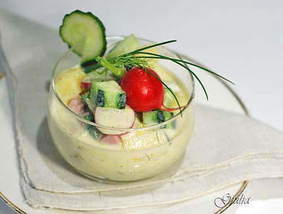 Okroshka, zuppa fredda russa con verdure e kefir