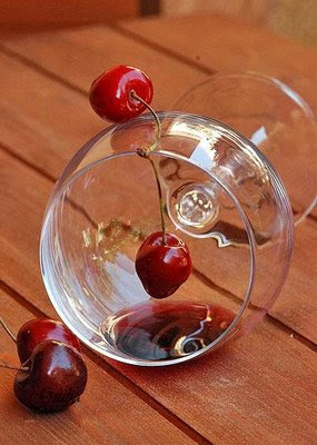 calice di vino rosso con le ciliegie