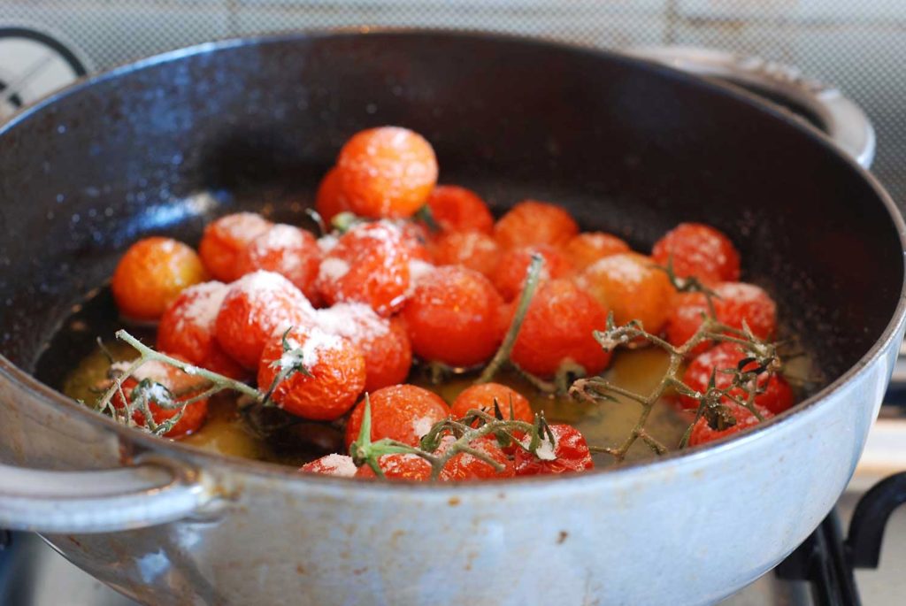 Pomodorini caramellati in padella